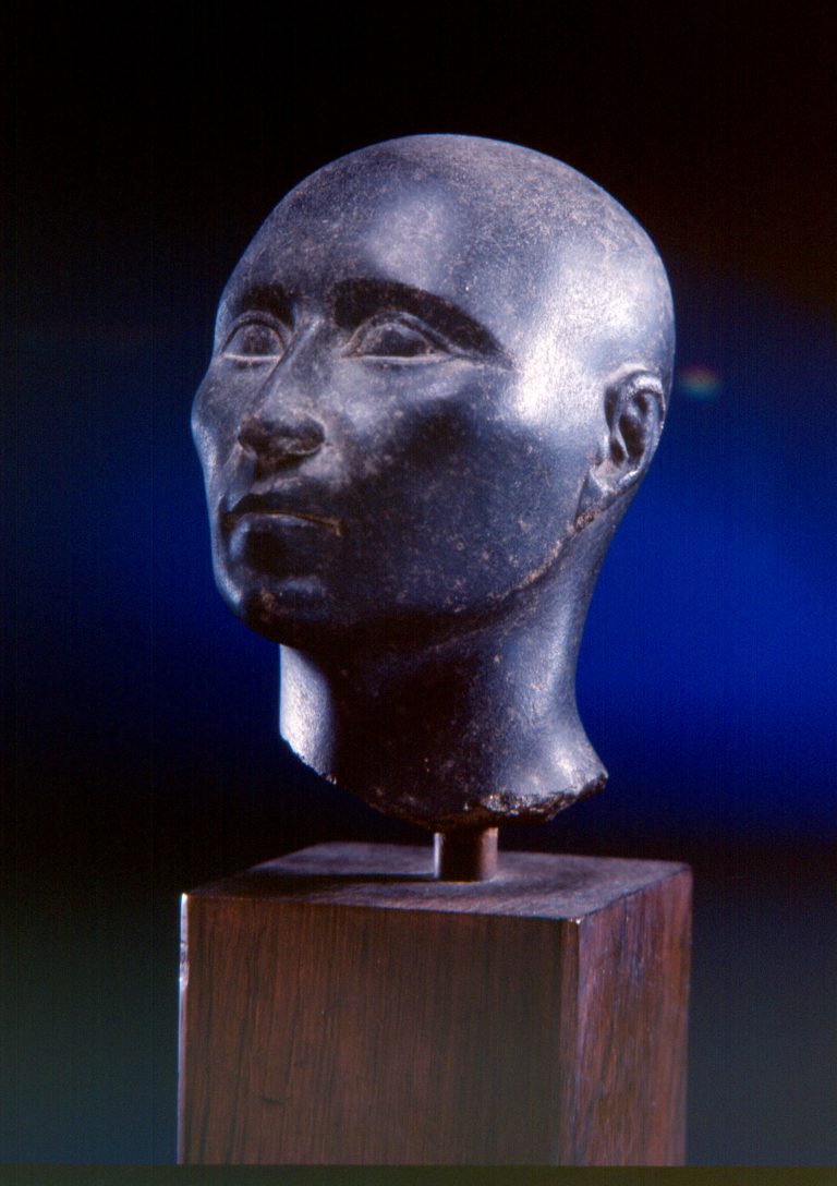 Cabeça masculina (Sacerdote) Baixa Época ao Período Ptolomaico (525 - 304 aC) Gabro 14,0 x 8,3 x 11,6 cm.