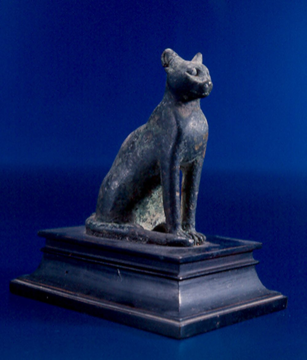 Deusa Bastet III Período Intermediário - Período Ptolomaico (664-304 a. C.) Bronze 12,0 cm x 6,2 cm.