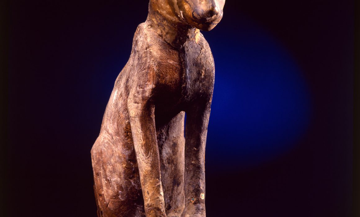 Esquife de Gato Período Ptolomaico ao Romano (304 aC - 395 dC) Madeira estucada e policromada e traços de resina 51 x 21 x 35,6 cm.