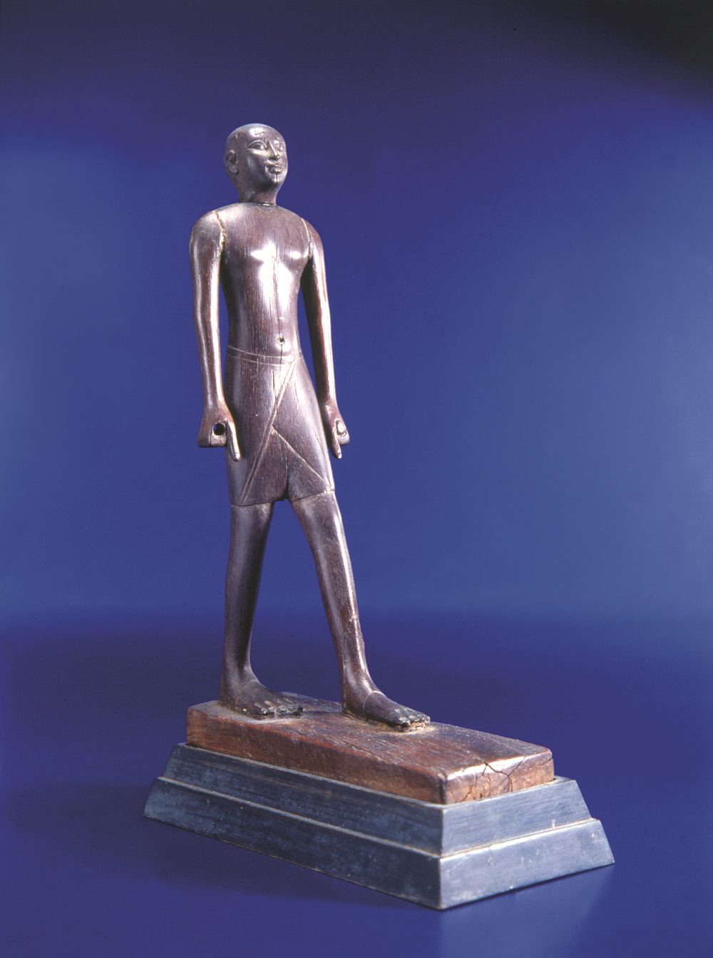 Estátua de Oficial Médio Império - II Período Intermediário (cerca de 2040-1550 a. C.) Madeira 27,5 cm x 7 cm x 18 cm.