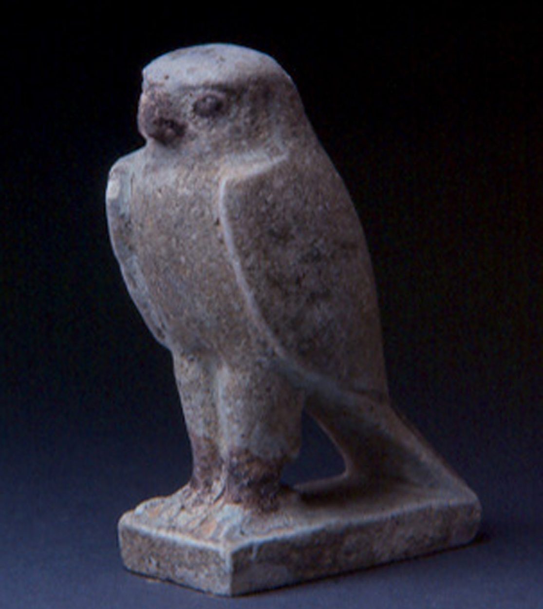Estatueta de falcão 26ª-31ª dinastias (664-343 a. C.) Esteatita vitrificada 7,5 cm x 5,5 cm.